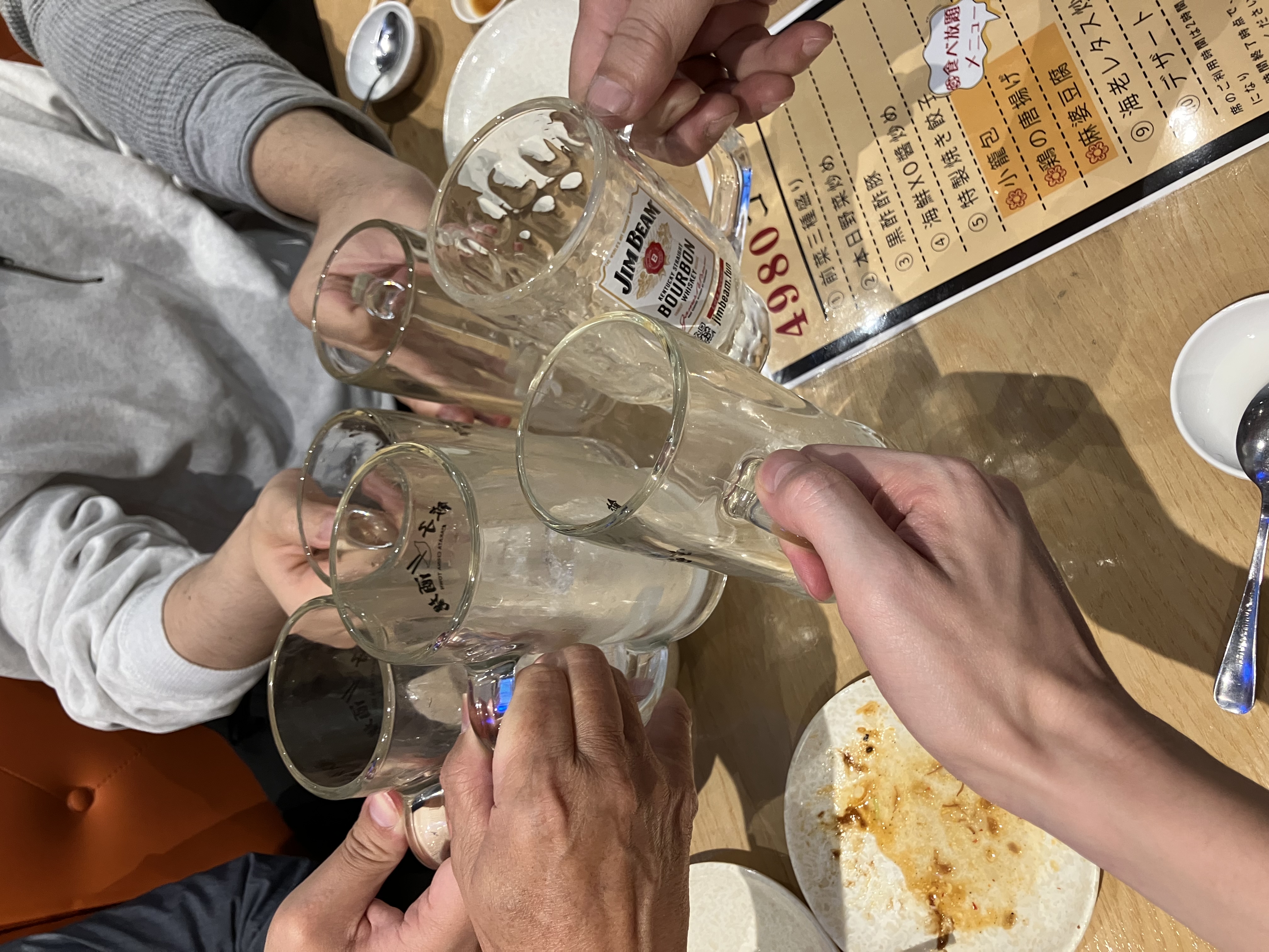 中華料理店での乾杯の様子